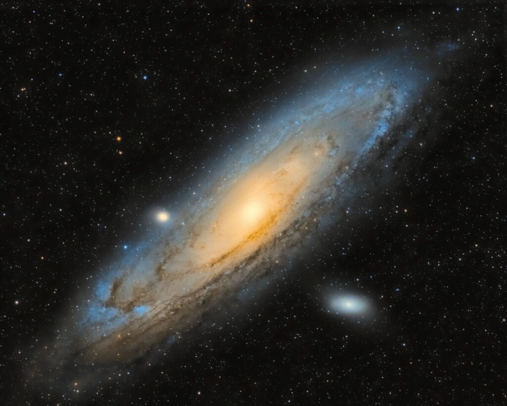 La galaxie d'Andromède, également identifiée sous les numéros M31 dans le Catalogue de Messier et NGC 224, est une galaxie spirale située à environ 2,55 millions d'années-lumière du Soleil, dans la constellation d'Andromède.