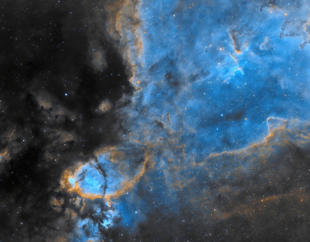 IC 1795 est une nébuleuse en émission située à environ 6 000 années-lumière dans la constellation de Cassiopée. Elle couvre un champ d'environ 20 minutes d'arc, ce qui correspond approximativement à 70 années-lumière. Proche du double amas de Persée et de la nébuleuse du Cœur