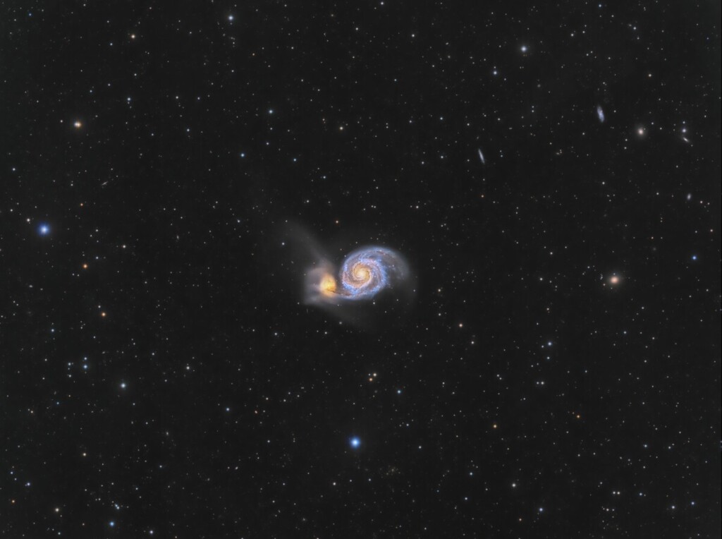 M51, aussi connue comme la galaxie du Tourbillon (Whirlpool Galaxy en anglais) est un couple de galaxies, à environ 8,4 Mpc (∼27,4 millions d'a.l.) de la Terre, composée d'une galaxie spirale régulière massive dont le diamètre est estimé à 100 000 années-lumière et d'une petite galaxie irrégulière.